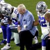 Бойкот гимну США: как в Америке началась кампания против патриотизма (Команда по американскому футболу Даллас Ковбойз и её владелец Джерри Джонс преклоняют колено во врем…) Команда по американс…