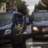 Испания, похоже, добилась отделения Каталонии (Люди пытаются остановить испанские полицейские фургоны в Барселоне, Испания. 1 октября 2017) Люди пытаются остано…