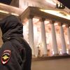 В Москве эвакуировали Большой театр и ГУМ из-за угрозы взрыва (Сотрудник полиции у здания Большого театра в Москве. 5 ноября 2017) Сотрудник полиции у …