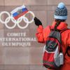 'Русские, гнитесь ниже'. О большой победе нашего спорта над МОК (Девушка с российским флагом у штаб-квартиры МОК в Лозанне, Швейцария. 5 декабря 2017) Девушка с российским…