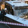 Славянский кошмар: что творилось на месте страшного ДТП на Кутузовском (Сотрудники МЧС эвакуируют автобус, въехавший в подземный переход у станции метро Славянский бульвар.…) Сотрудники МЧС эваку…