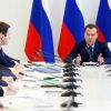 Правительство замахнулось на миллионные премии прикормленных топ-менеджеров (На фото: премьер-министр РФ Дмитрий Медведев (справа) во время совещания (Фото: Екатерина Штукина/ТАСС)) На фото: премьер-мин…