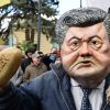 За что Порошенко ненавидит журналистов (Ряженый в костюме президента Украины Петра Порошенко во время вече у здания Верховной рады в Киеве) Ряженый в костюме пр…