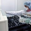 'Тотальный геноцид'. Какую медицинскую реформу проводят на Украине (Медицинский сотрудник в лаборатории с образцами для анализа на туберкулез на Украине. Архивное фото) Медицинский сотрудни…