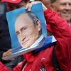 Германия теряет, Россия - находит (Фото президента России Владимира Путина в руках сербского болельщика во врема матча ЧМ | © REUTERS, …) Фото президента Росс…