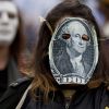 Убийственная помощь: как МВФ делает страны банкротами (Участница протеста в маске, стилизованной под стодолларовую банкноту в Буэнос-Айресе, Аргентина) Участница протеста в…