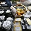 The Financial Times: русские приветствуют путинское продуктовое эмбарго (Фестиваль сыра на Манежной площади | © РИА Новости, Максим Блинов) Фестиваль сыра на Ма…