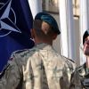 Инструмент 'последнего шанса'. Как НАТО видит сотрудничество с Россией (Военнослужащие поднимают флаг НАТО) Военнослужащие подни…