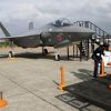 Охота на F-35 (На фото: члены экипажа сил самообороны Японии установили кордоны вокруг истребителя F-35 на авиабазе…) На фото: члены экипа…