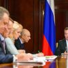 Правительство Медведева: Мания величия, мечтательность или очковтирательство? (На фото: премьер-министр РФ Д. Медведев на совещании с вице-премьерами РФ (Фото: Александр Астафьев/ТАСС)) На фото: премьер-мин…
