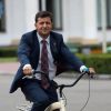 Экономическая политика Украины верхом на самокате и со смартфоном в руке (Экономическая политика Украины верхом на самокате и со смартфоном в руке) Экономическая полити…