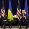 США наглядно показали, как они унижают и смеются над Украиной (На фото: президент Украины Владимир Зеленский и президент США Дональд Трамп (слева направо в центре)…) На фото: президент У…