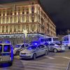 Атака на ФСБ в центре Москвы: 'Сейчас рикошетом башку снесет! Бегите!' (На фото: полицейские автомобили у здания ФСБ на Лубянской площади (Фото: Андрей Резниченко/ТАСС)) На фото: полицейские…