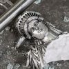 Правды нет, объективность умерла. Катастрофа американских СМИ (Разбитая фигура Статуи Свободы возле разграбленного сувенирного магазина в Нью-Йорке | © AFP 2020 / …) Разбитая фигура Стат…