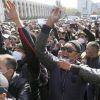 Почему Кремль упустил ситуацию в Киргизии? (На фото: протестующие против итогов парламентских выборов во время митинга на площади Ала-Тоо в Бишк…) На фото: протестующи…