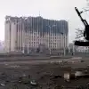 Чеченская война: взгляд назад 30 лет спустя (© commons.wikimedia.org / Президентский дворец в Грозном, 1995 год) © commons.wikimedia.…
